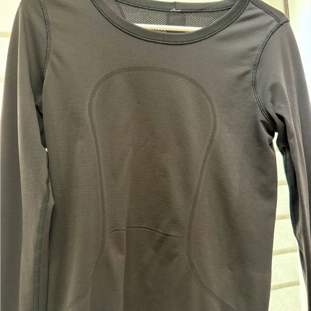 lululemon athletica W long sleeve black, gently used, size 8